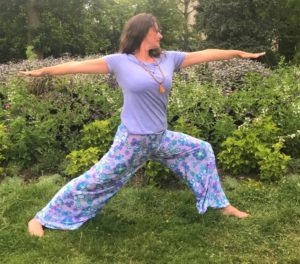 femme pratiquante de yoga dans un jardin