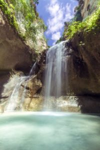 une chute d'eau symbole se relier à la source