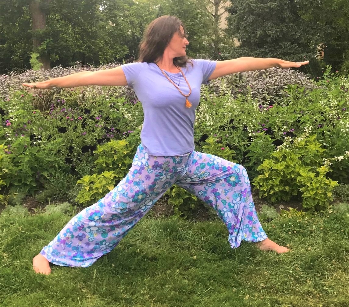 anne gauby professeur de yoga en posture du guerrier virabhadrasana II