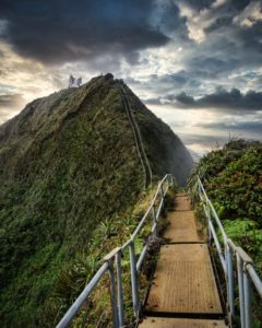 chemin dans les montagnes pour arriver au contact