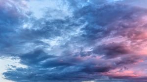ciel bleu et rose au coucher du soleil