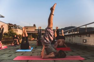 cours collectif posture sarvangasana