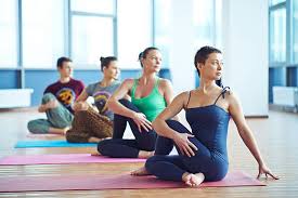 cours collectif de yoga posture matsyendra