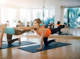 cours collectif de yoga posture sur les genoux