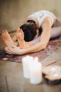 femme en posture de yoga paschimottanasana