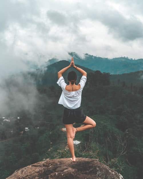 femme yogi en posture de l'arbre vrikshasana