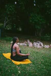 femme en méditation dans un jardin