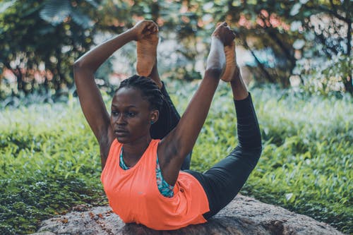 femme en posture de l'arc dans la nature