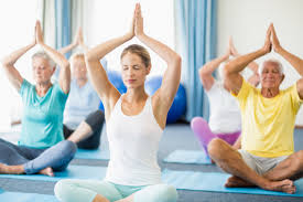 cours collectif de yoga posture assise
