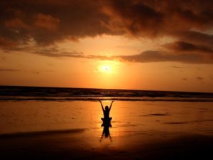 yoga sur la plage au coucher du soleil