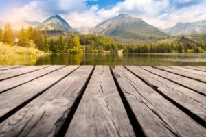 ponton de bois idéal pour pratiquer le yoga avec paysage de montagne