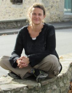 anne gauby professeur de yoga en tailleur sur un muret