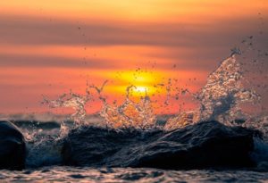 vague devant le coucher de soleil