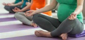 femmes enceintes en cours de yoga